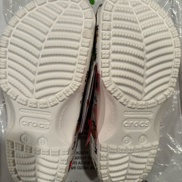 Crocs Peanuts Snoopy and the gang shoes / m6 w8 / hard to find size / NEW tags - Picture 9 of 9